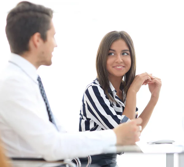 Managerin im Gespräch mit dem Kunden. — Stockfoto