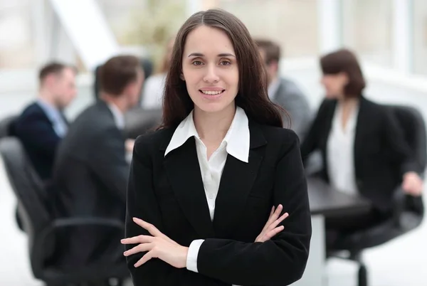 Žena manažer v pozadí úřadu — Stock fotografie