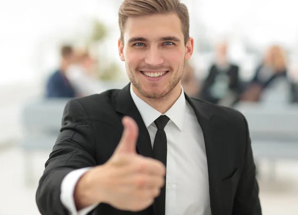 Retrato de homem de negócios feliz mostrando polegar para cima . — Fotografia de Stock