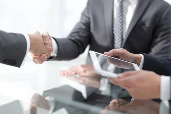 Deux hommes d'affaires confiants serrant la main lors d'une réunion dans le — Photo