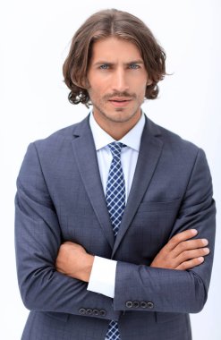 Mutlu genç adam şık bir takım elbise giymiş siyah saçlı