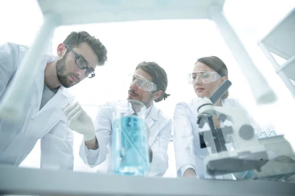 Gruppe von Wissenschaftlern arbeitet an einem Experiment im Labor — Stockfoto