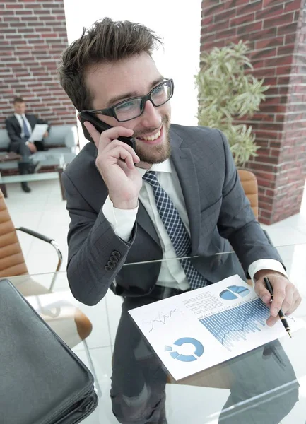 Homme d'affaires parlant sur smartphone à son bureau — Photo