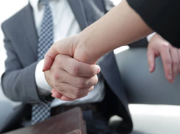 Geschäftsmann schüttelt seiner Partnerin die Hand, um einen Deal zu besiegeln — Stockfoto