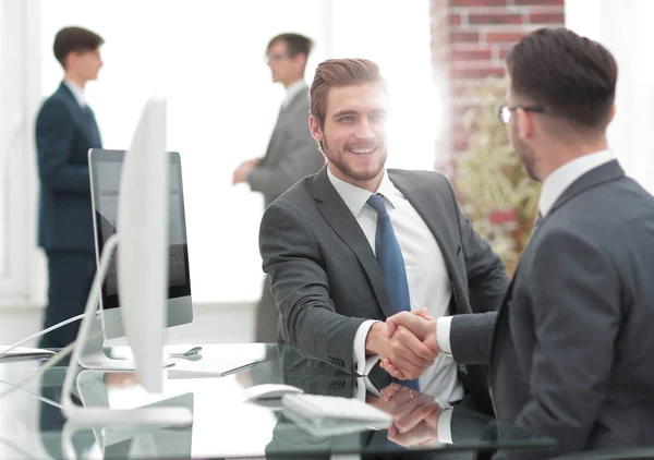 Introducir un nuevo miembro del equipo de trabajo . — Foto de Stock