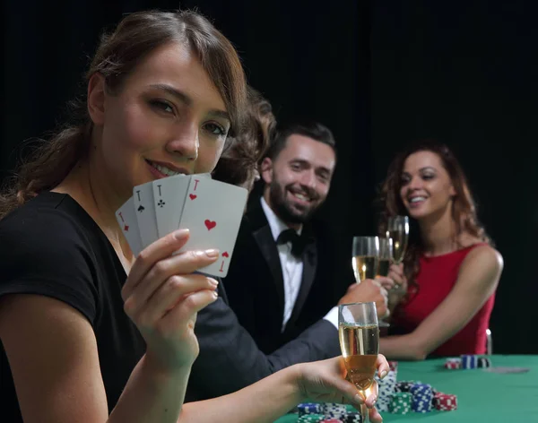 Ritratto del giocatore d'azzardo femminile al tavolo da poker con carte — Foto Stock