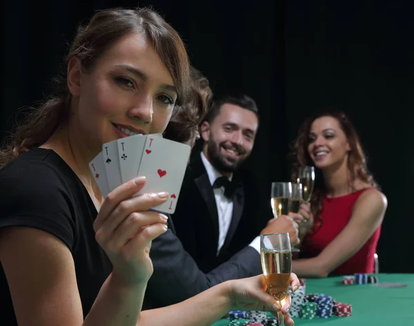 Retrato da jogadora feminina na mesa de poker com cartas — Fotografia de Stock