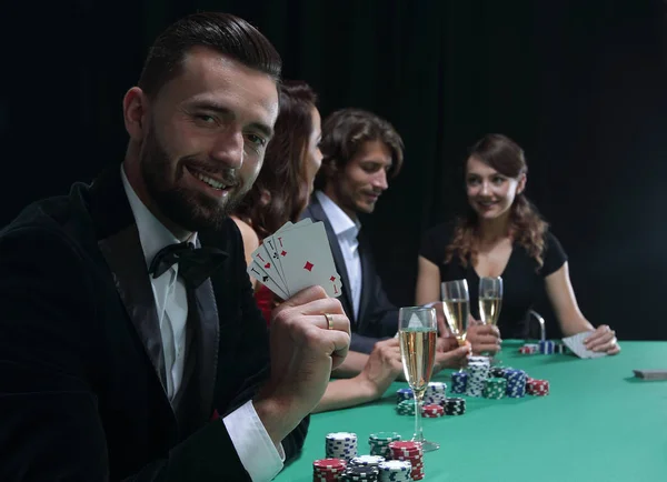 Schöner Mann spielt im Casino — Stockfoto