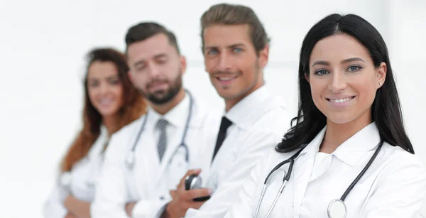 Mujer médico en el fondo de colegas — Foto de Stock