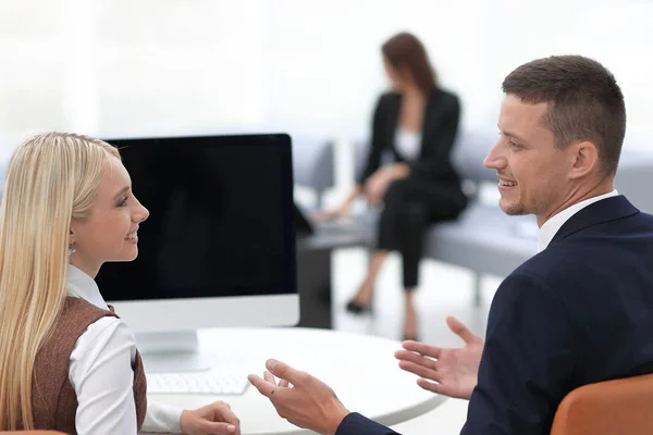 Leden van een business team bespreken een succesvolle bedrijfspresentatie. — Stockfoto