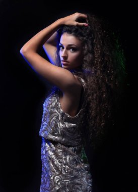 esmer kadın dans pozisyon, stüdyo koyu arka plan