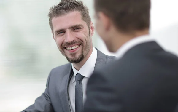 Closeup.Business kollegor sitta vid ett skrivbord. — Stockfoto