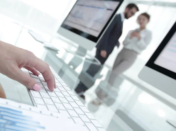 Close-up de gráficos financeiros e teclado do computador na área de trabalho — Fotografia de Stock