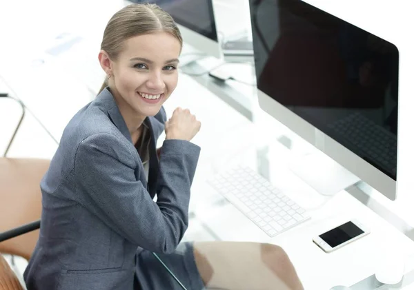 Junge Geschäftsfrau arbeitet mit Finanzdokumenten — Stockfoto