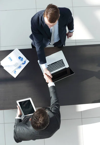 Aperto de mão de parceiros de negócios acima da mesa . — Fotografia de Stock