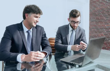 İş arkadaşları çalışma konuları tartışmak