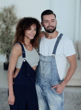 güzel genç çift ayakta yeni bir daire içinde. Fotoğraf alan bir kopyası vardır