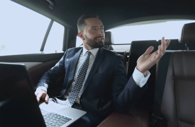 Arabada konuşurken kendinden emin iş adamı