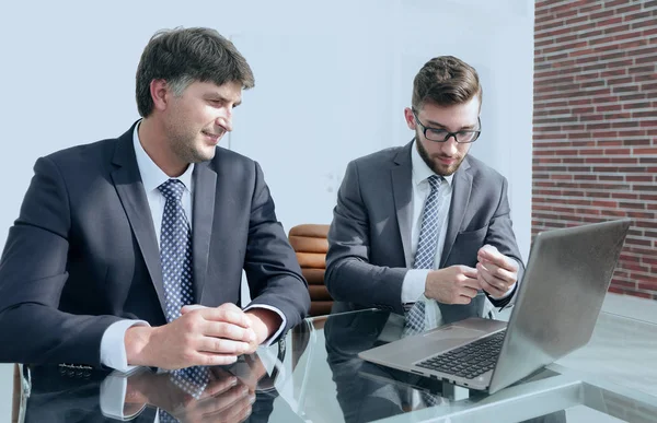 İş arkadaşları çalışma konuları tartışmak