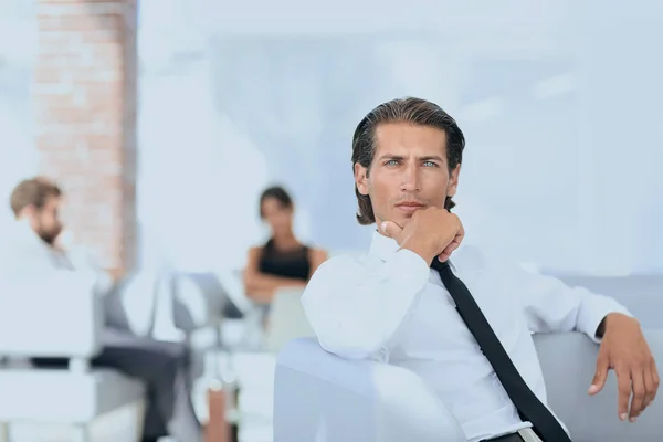 Портрет задумчивого бизнесмена на размытом фоне . — стоковое фото