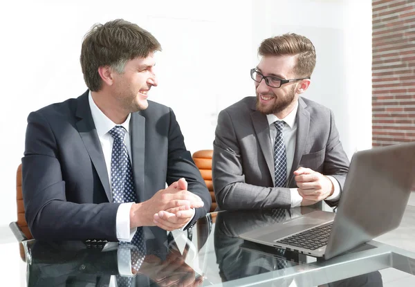 Retrato de dos empresarios sentados en el escritorio de la oficina — Foto de Stock