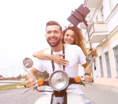 Selfie smartphone üzerinde açık yapma scooter üzerinde mutlu çift
