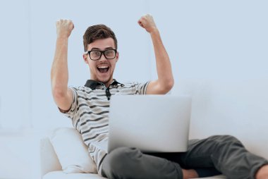 mutlu adam kanepede oturan dizüstü bilgisayar ile