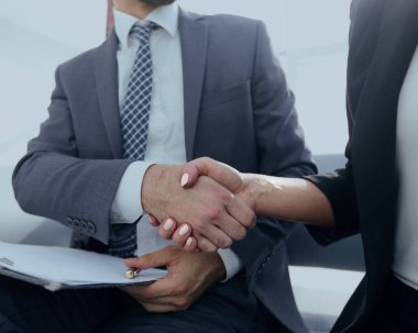 İki iş adamının el sıkışması.