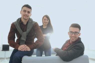 iş yerinde genç profesyoneller