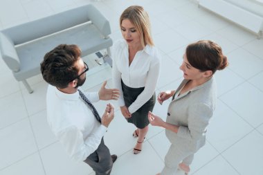 ofiste savunarak top.business ekibinden görüntülemek.