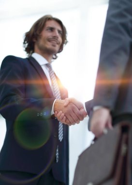 İşadamları ile evrak çantaları ile bir takım elbise