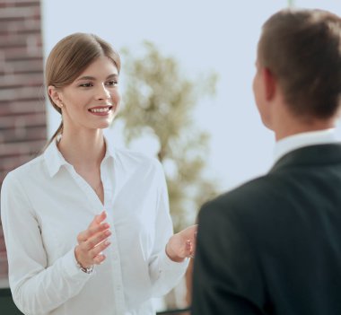 çalışanların ofiste konuşuyorsun.