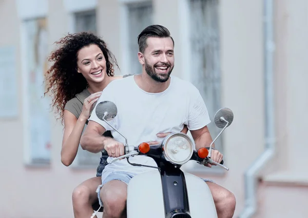 Uomo fresco e bella ragazza a cavallo su scooter con espressione — Foto Stock