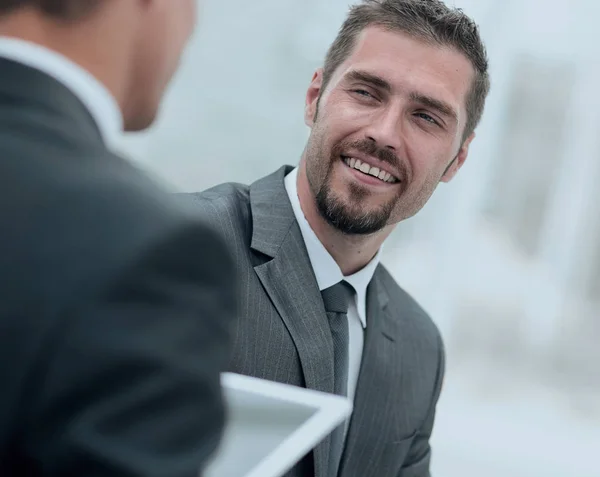 Closeup.business-Partner diskutieren Geschäftsfragen — Stockfoto