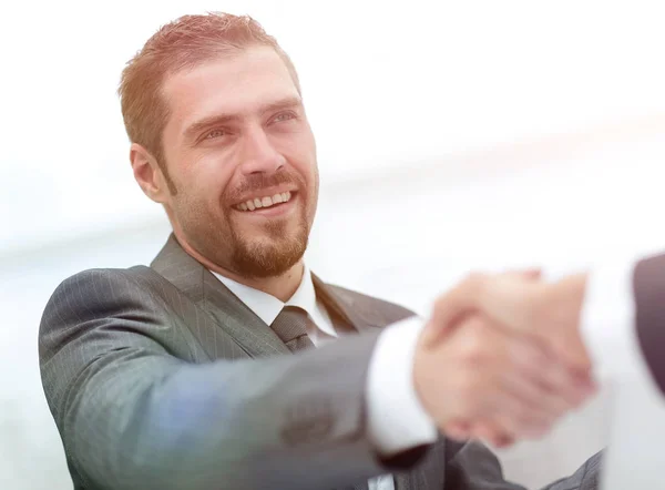 Vértes .handshake, az üzleti partnerek egy íróasztal — Stock Fotó