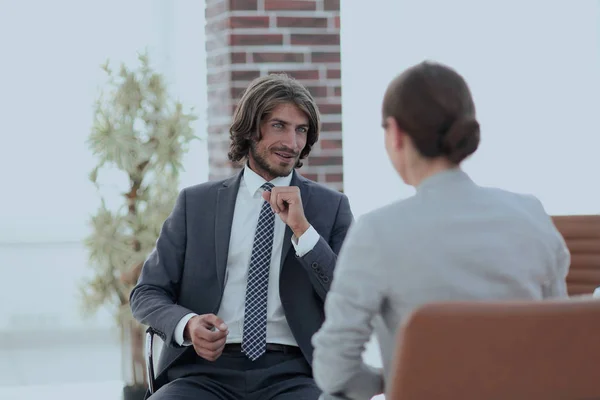 Una conversación relajada de un hombre y una mujer en la oficina — Foto de Stock