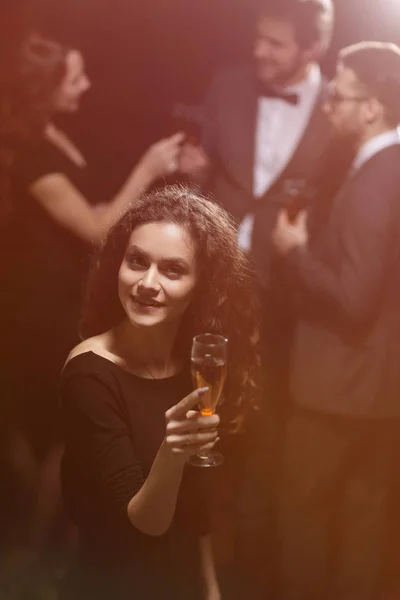 时尚的年轻女子举起一杯香槟 — 图库照片