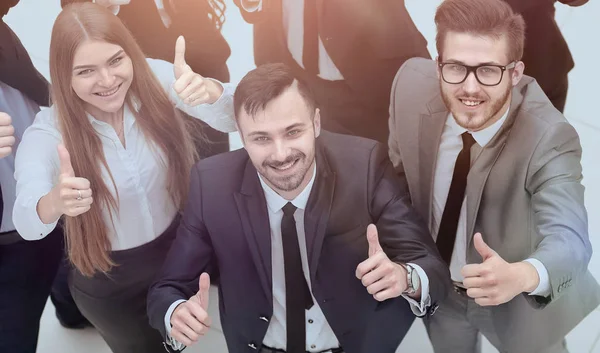 Equipe de negócios bem sucedida segurando um polegar para cima — Fotografia de Stock
