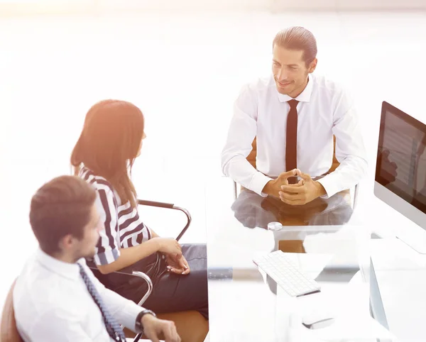 Hombre de negocios rueda su reunión con el equipo de negocios — Foto de Stock