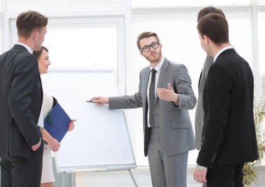 üst düzey yöneticisi yeni projenin sunumunu sağlar