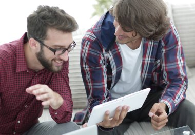 iki creative web tasarımcıları bir tablet ve bir dizüstü bilgisayar ile çalışma.