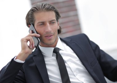 İş adamı akıllı telefondan konuşuyor..