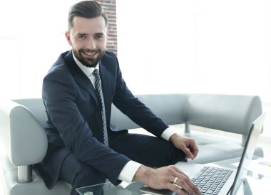 modern insan ofis lobisinde laptop çalışma.