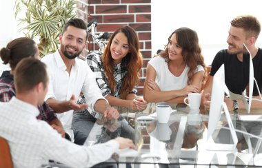 mevcut sorunların tartışılması gülümseyen