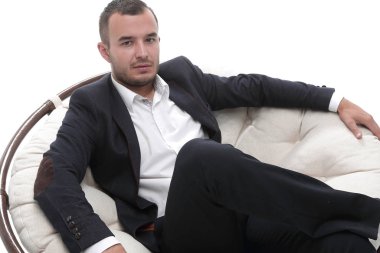 genç işadamı rahat bir sandalyede oturuyor