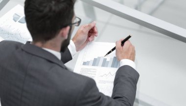 closeup.businessman finansal verilerle çalışma