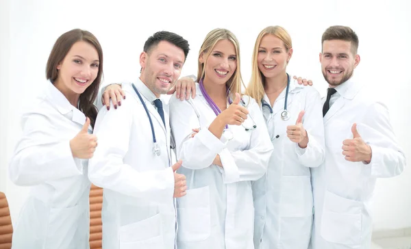 Equipe médica profissional mostrando polegar para cima — Fotografia de Stock