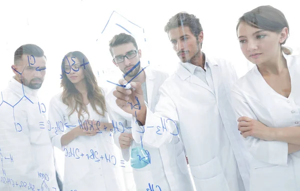 一般观点认为槽在化学实验室的人分析信息的透明板 — 图库照片
