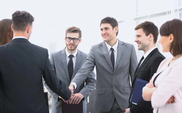 Рукостискання бізнес-партнерів перед діловою зустріччю — стокове фото