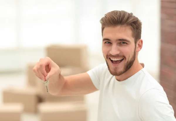 Крупним планом.щасливий чоловік з ключами до нових квартир — стокове фото